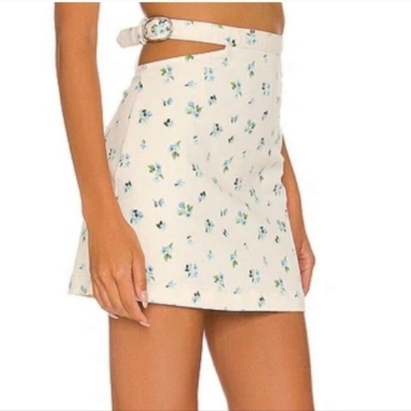 🆕We Wore What Cut-Out Mini Skirt – Ivory  Size Medium Retails $69 NWT - Picture 4 of 6